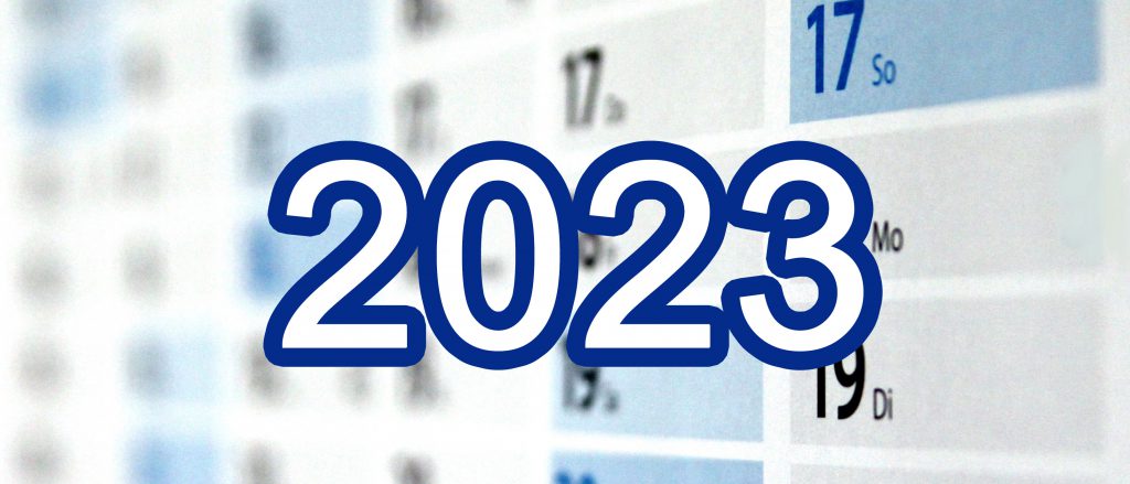 Bild: Hintergrundbild eines Kalenders und groß die Jahreszahl 2023